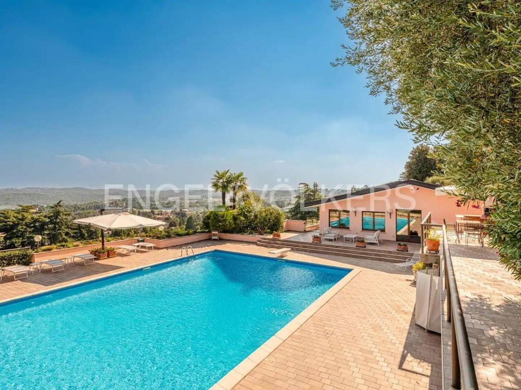4 bedrooms Villa in Albavilla, Italy No. 131658