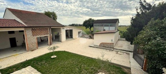 3 bedrooms Villa in Goito, Italy No. 310950 2