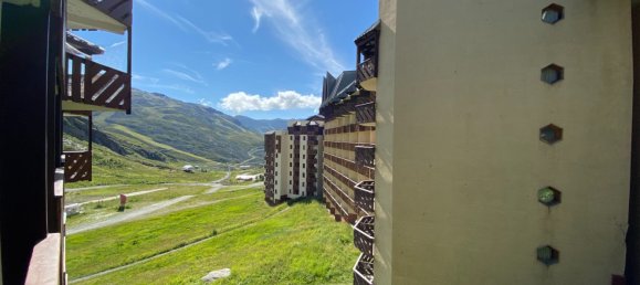 1 bedroom Apartment in Les Belleville, France No. 207 9