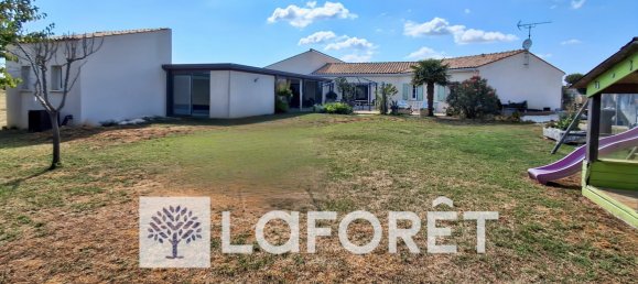 5 bedrooms House in Charente-Maritime, France No. 357460 7