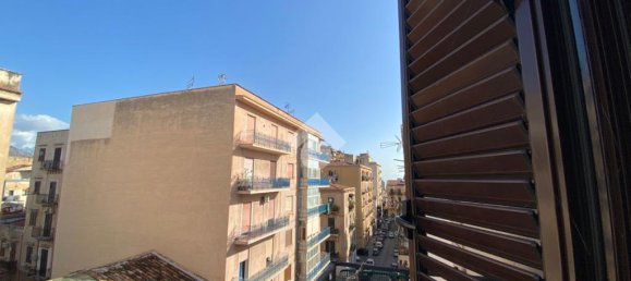 3 Schlafzimmer Wohnung in Palermo, Italy, Nr. 77850 8