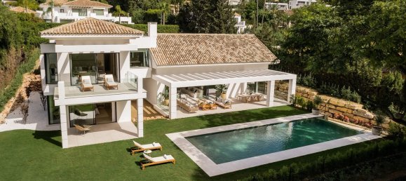 5 bedrooms House in Estepona, Spain No. 33365 2