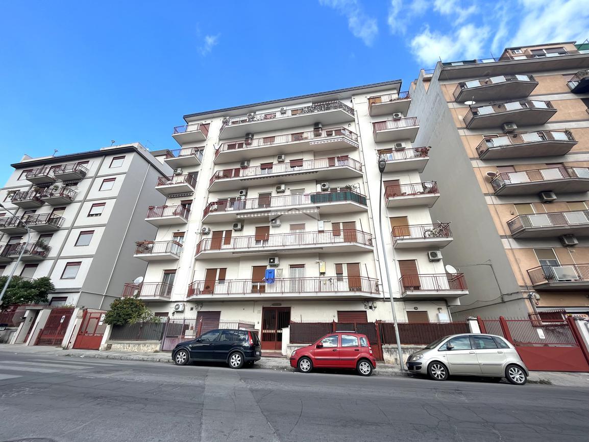 4-salle Appartement à Palermo, Italy No. 171651