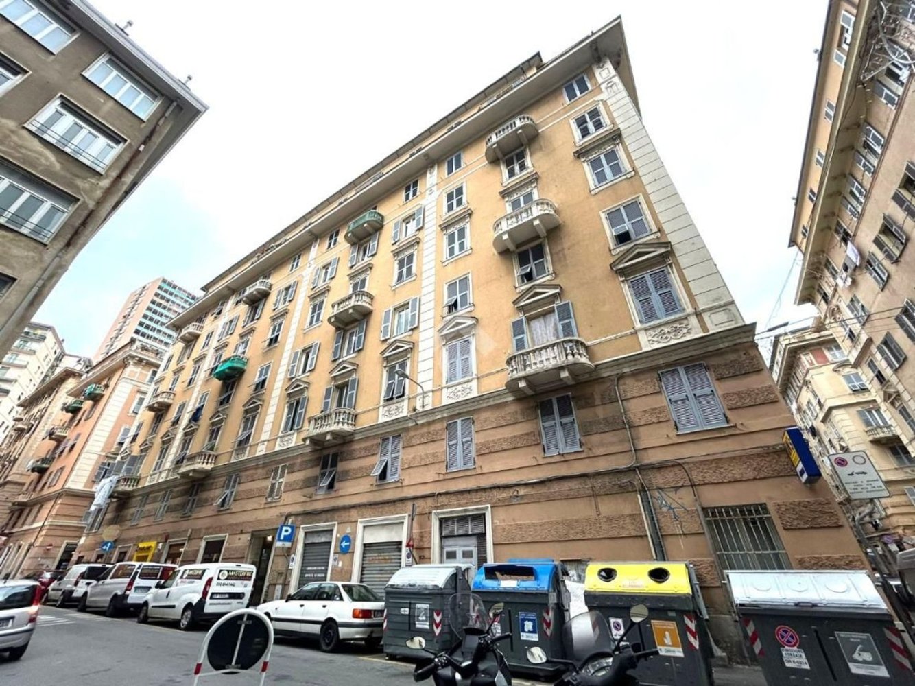 6 rooms Apartment in Genoa, Italy No. 38462