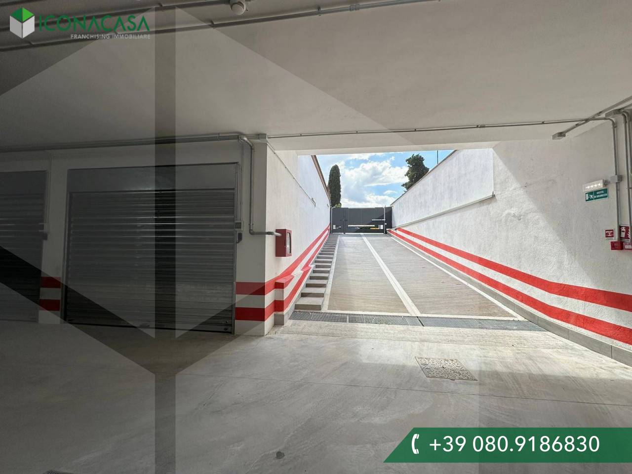 Garaje de 1 habitación en Bari, Italy No. 33891