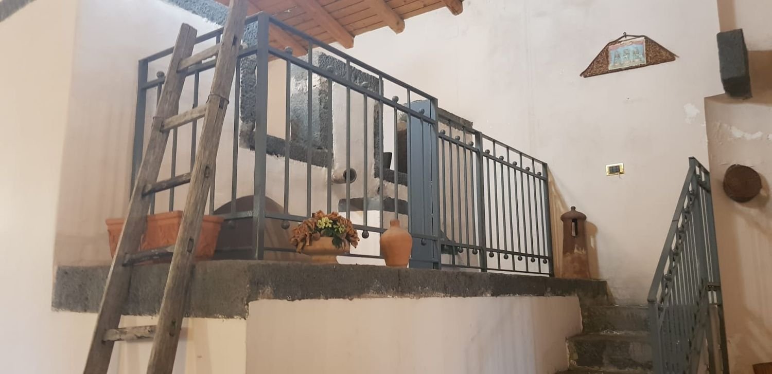 Casa de 5 habitaciónes en Mascalucia, Italy No. 69521