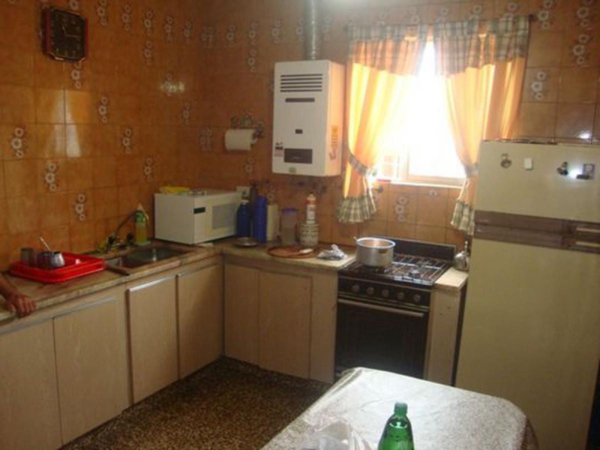 3 bedrooms House in Lanus, Argentina No. 9217