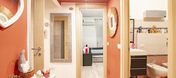 3-salle Appartement à Senago, Italy No. 206947 16