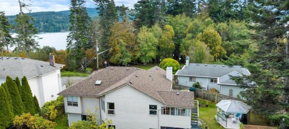 4 bedrooms House in British Columbia, Canada No. 1221 6