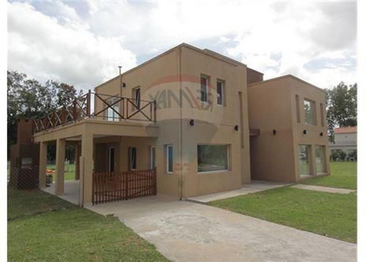 Casa de 4 dormitorios en Escobar, Argentina No. 21206