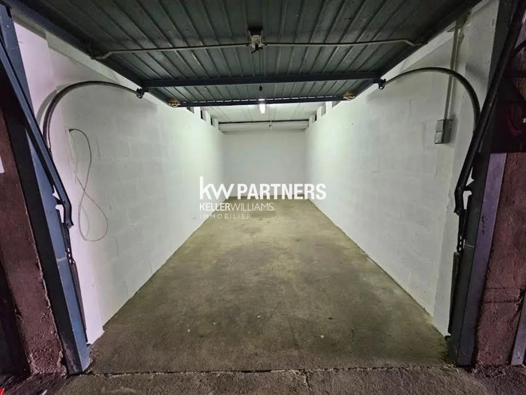 Parkplatz in Rueil-Malmaison, France, Nr. 349266