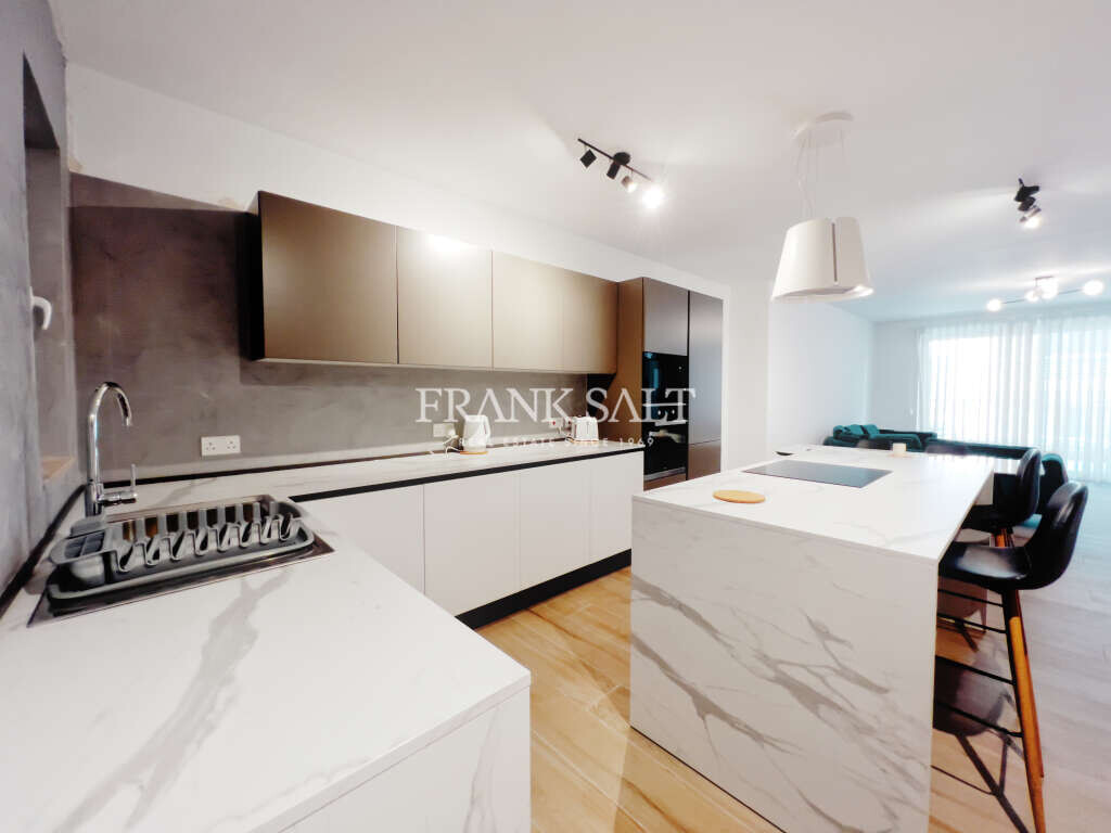 Квартира с 3 спальнями в Сент-Джулианс, Мальта № 10898