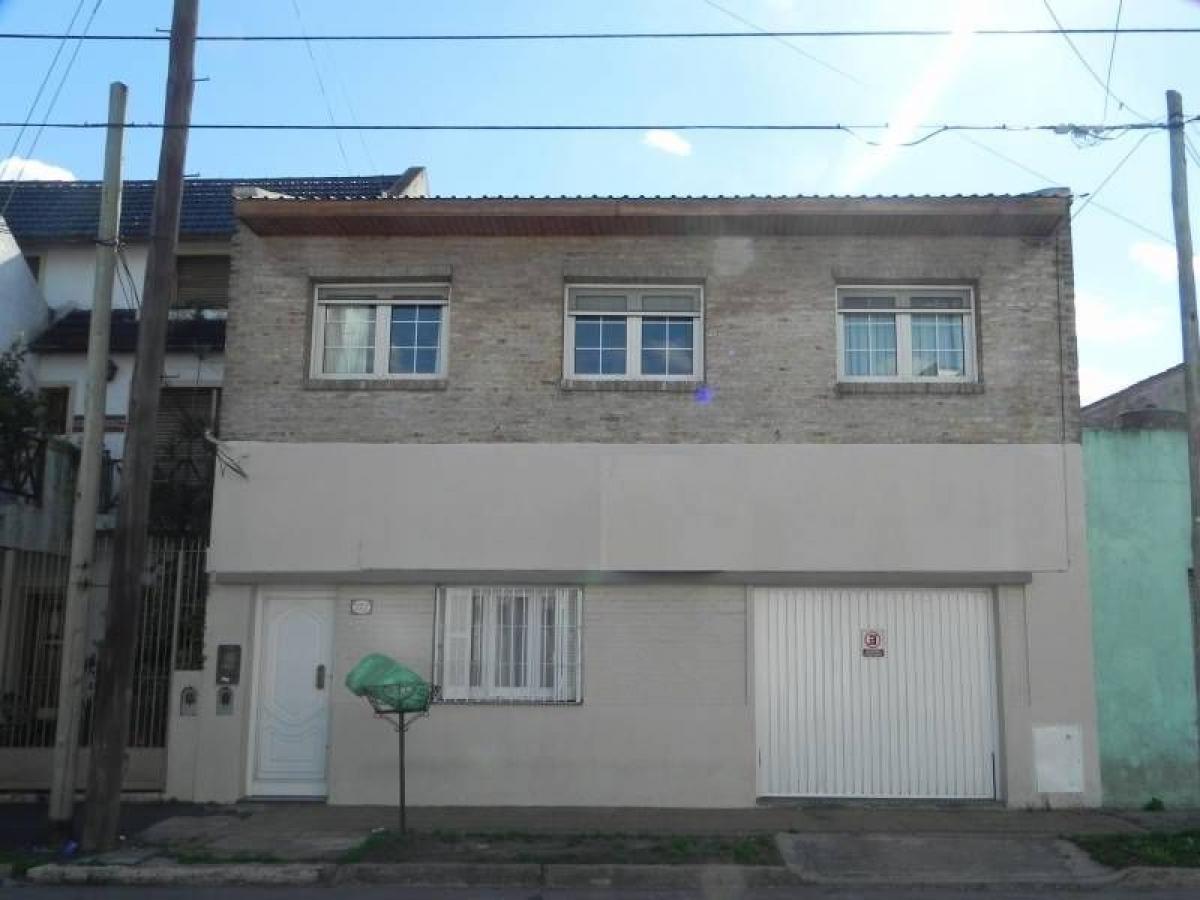 Casa de 4 dormitorios en Avellaneda, Argentina No. 16709