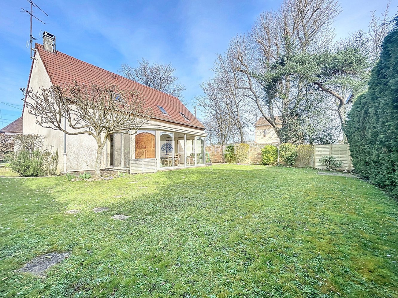 5 bedrooms House in Saint-Cyr-l'Ecole, France No. 121427