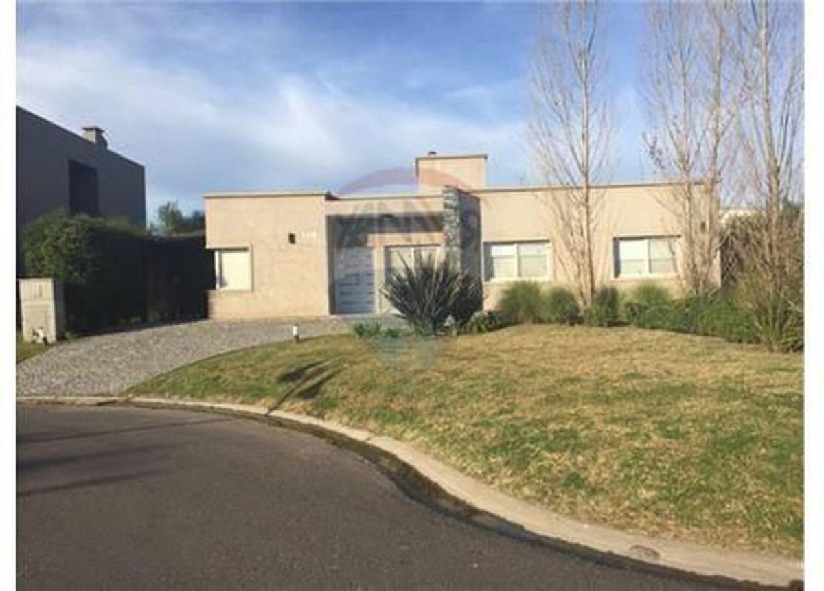 3 bedrooms House in Berazategui, Argentina No. 16474