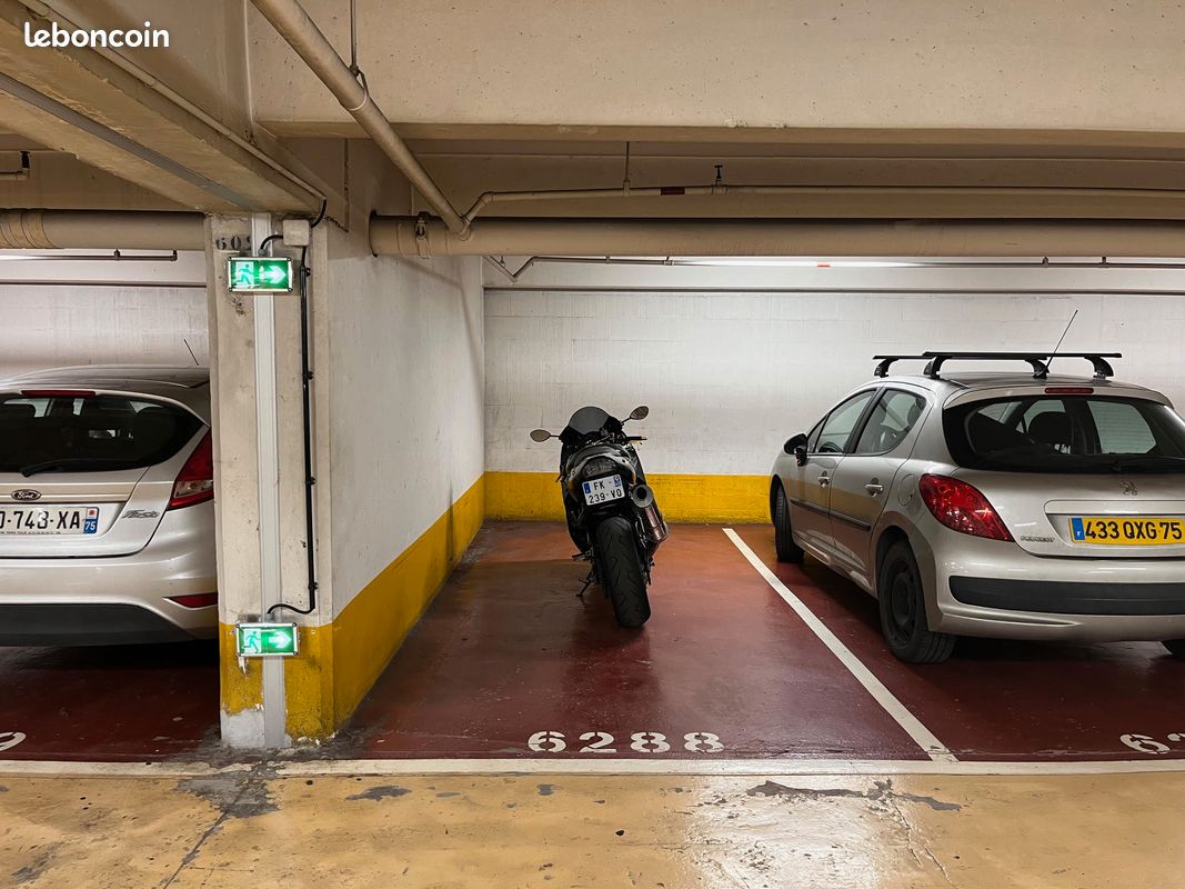  Parking in Paris, France No. 363208