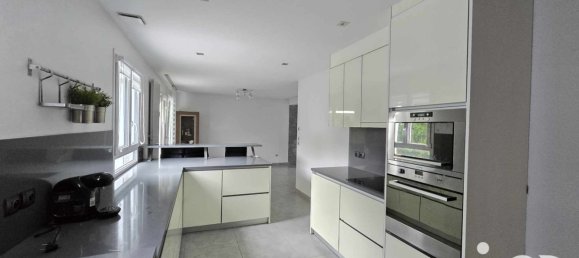 4 bedrooms House in Checy, France No. 64304 8