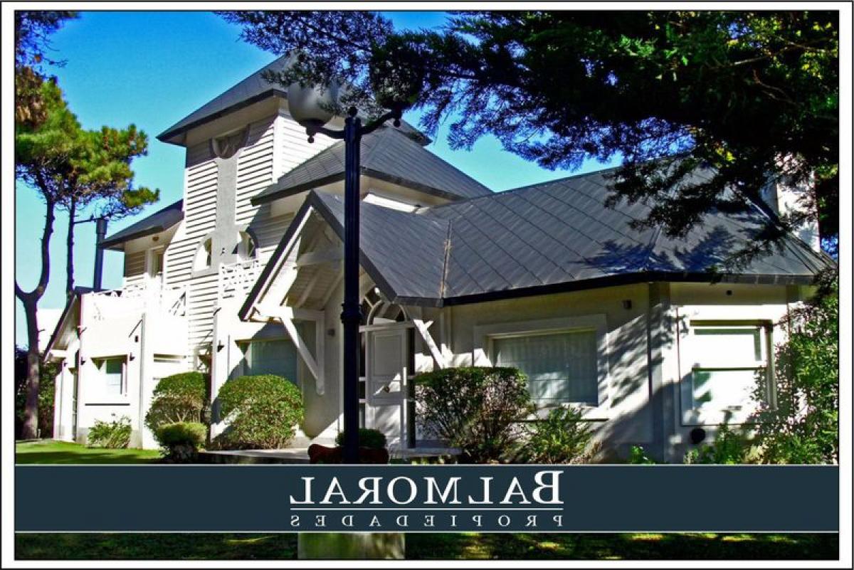 4 bedrooms House in Mar del Plata, Argentina No. 95189