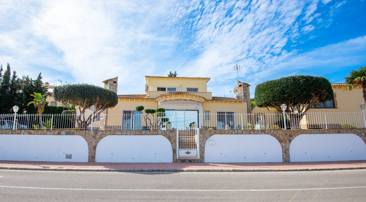 4 bedrooms Villa in Algorfa, Spain No. 9696