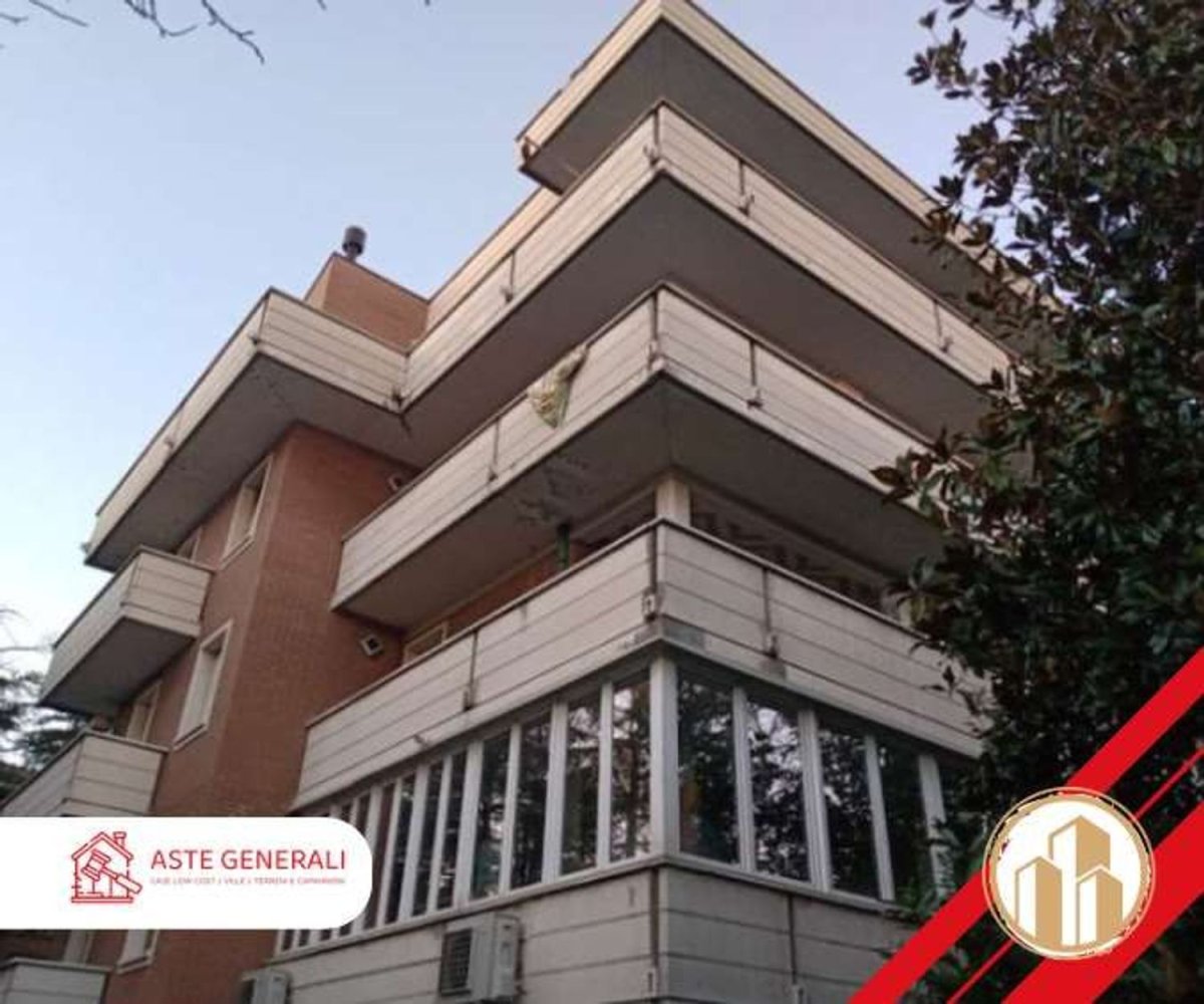 10 rooms Apartment in Modena, Italy No. 95982