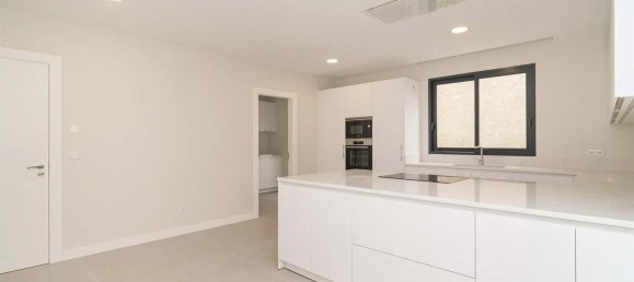 3 bedrooms Villa in Funchal, Portugal No. 94301 8