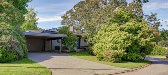 5 bedrooms House in British Columbia, Canada No. 1056 2