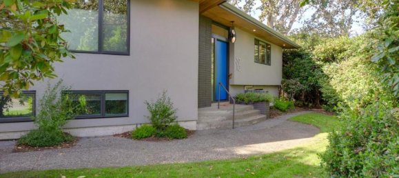 5 bedrooms House in British Columbia, Canada No. 1056 3