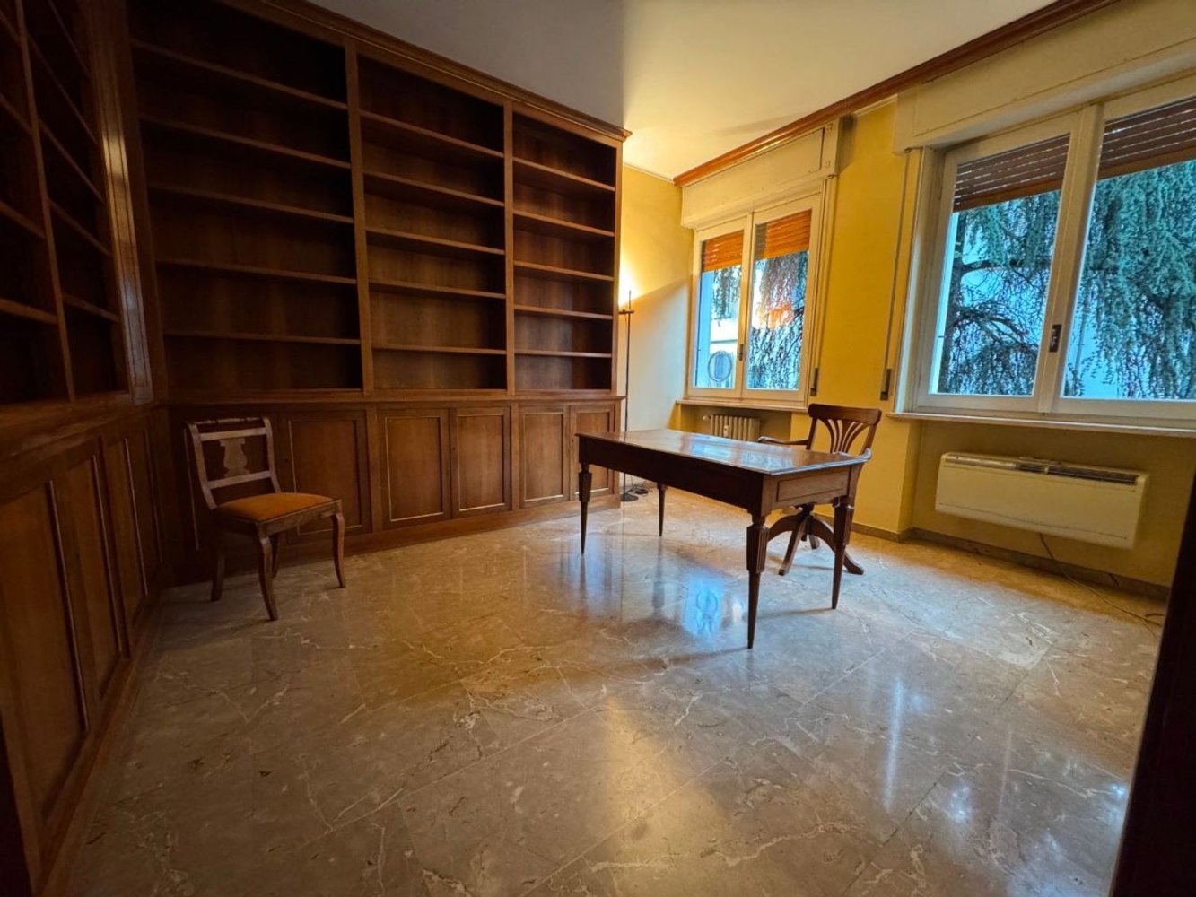 86m² Office in Parma, Italy No. 229724