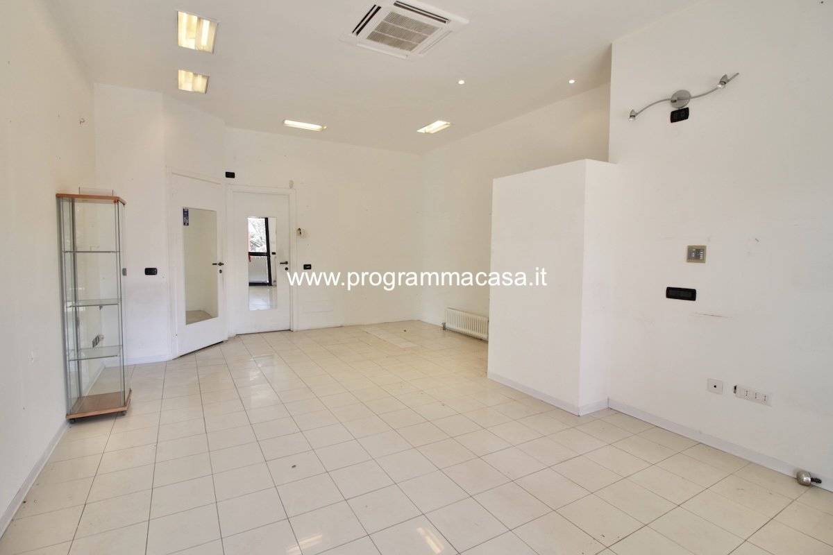 Коммерческая недвижимость с 1 комнатой в Сеграте, Италия № 188124