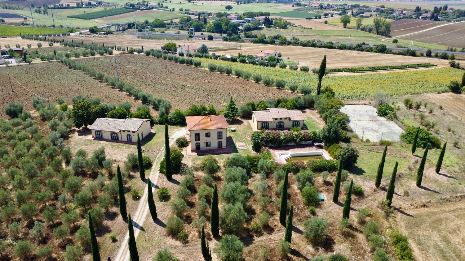 18 rooms Villa in Cortona, Italy No. 52146