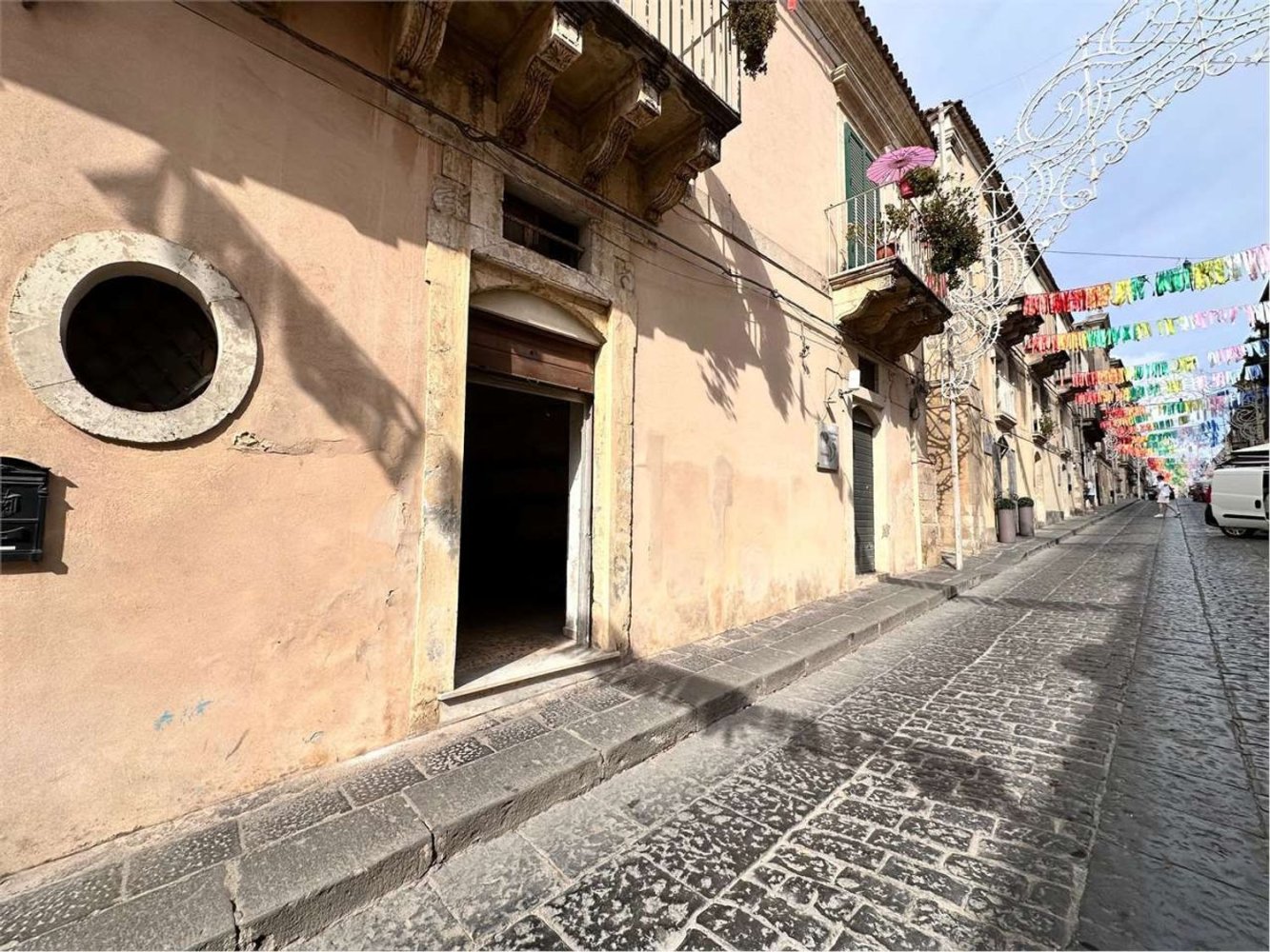  عقار تجاري في Noto, Italy 85متر مربع رقم 84927