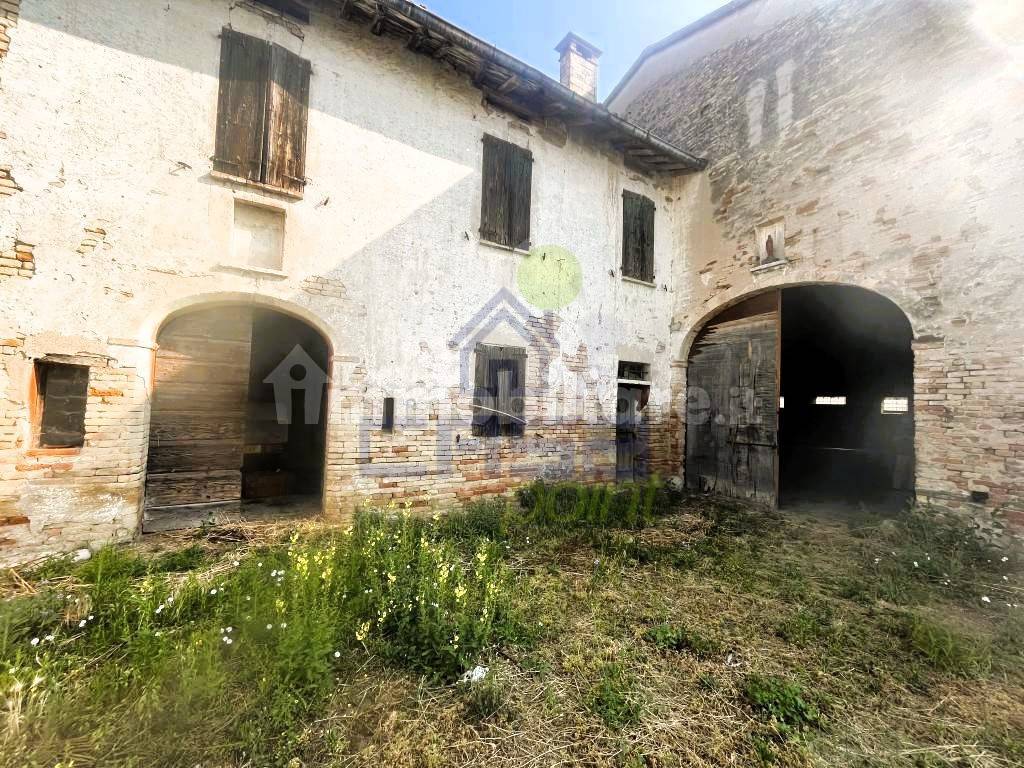 4 غرف نوم منزل في Redondesco, Italy رقم 259255