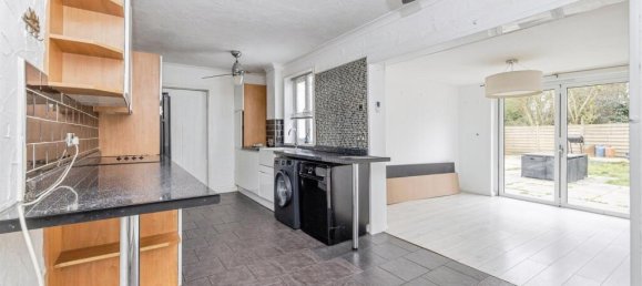 3 bedrooms House in Watford, United Kingdom No. 6055 5