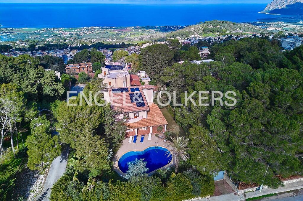 4 bedrooms Villa in Valderice, Italy No. 68731