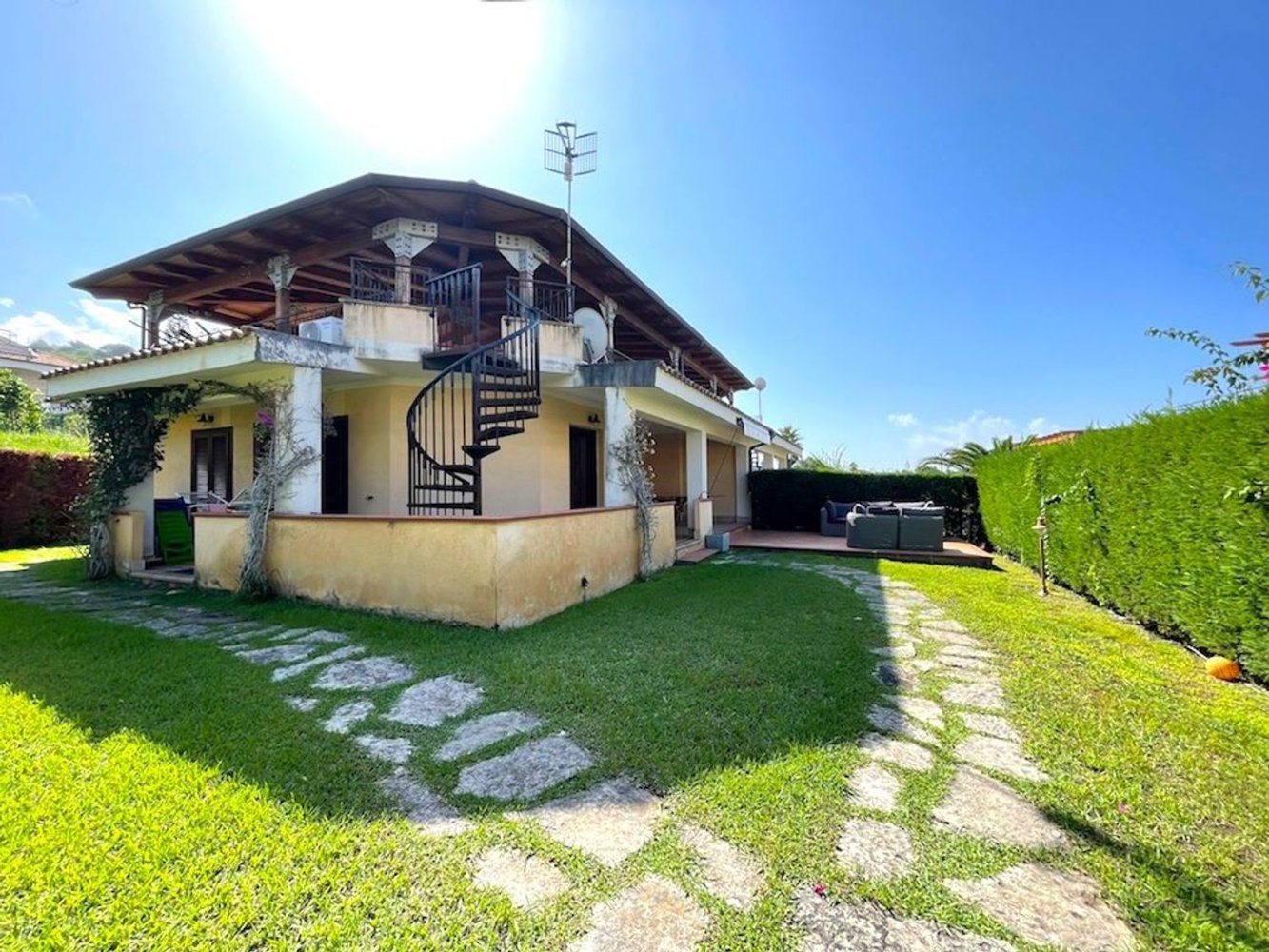 Villa de 5 habitaciónes en Diamante, Italy No. 84337
