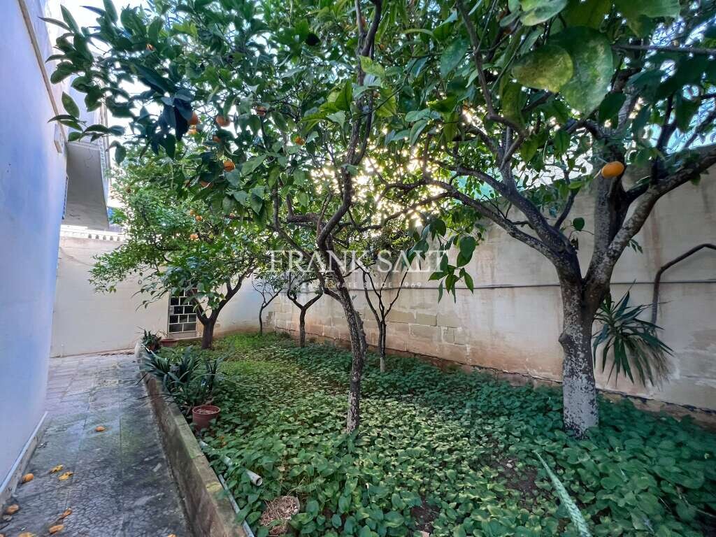 Villa de 4 dormitorios en Attard, Malta No. 2678