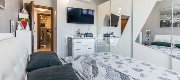 2-salle Appartement à Cormano, Italy No. 258160 11