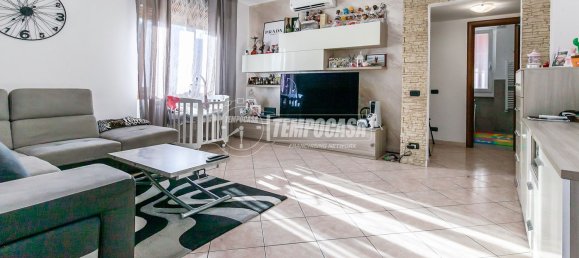 2-salle Appartement à Cormano, Italy No. 258160 18