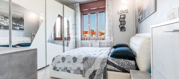 2-salle Appartement à Cormano, Italy No. 258160 14