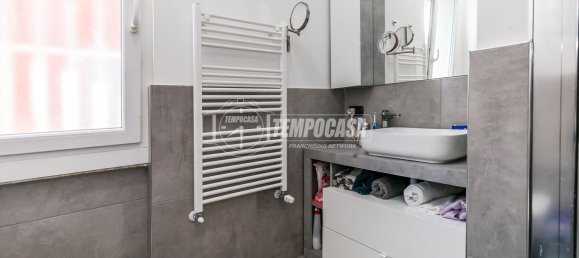 2-salle Appartement à Cormano, Italy No. 258160 31