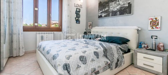 2-salle Appartement à Cormano, Italy No. 258160 12