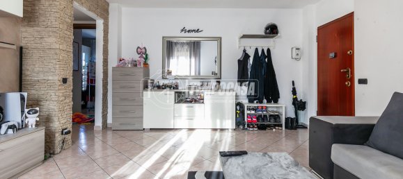 2-salle Appartement à Cormano, Italy No. 258160 21