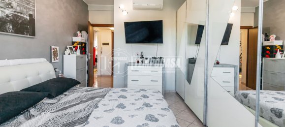 2-salle Appartement à Cormano, Italy No. 258160 10