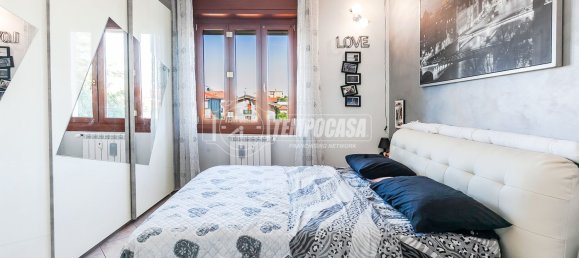 2-salle Appartement à Cormano, Italy No. 258160 13