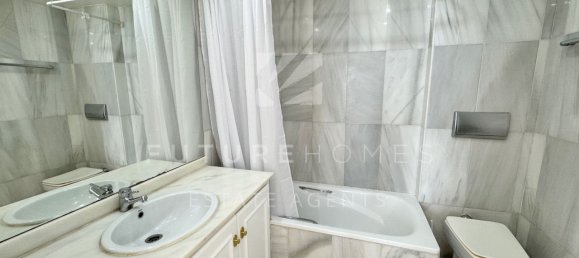 4 bedrooms Townhouse in Estepona, Spain No. 163981 9