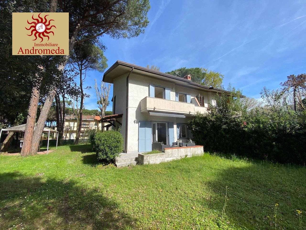 Villa de 3 dormitorios en Forte dei Marmi, Italy No. 328127