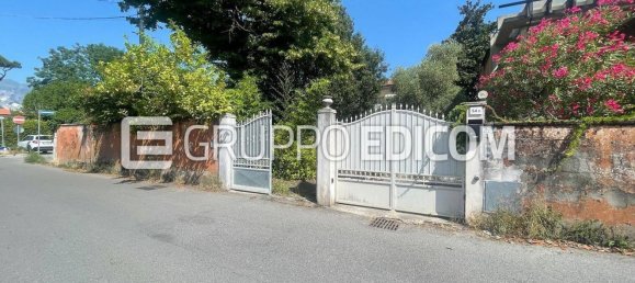 3 rooms Apartment in Carrara, Italy No. 49139 6