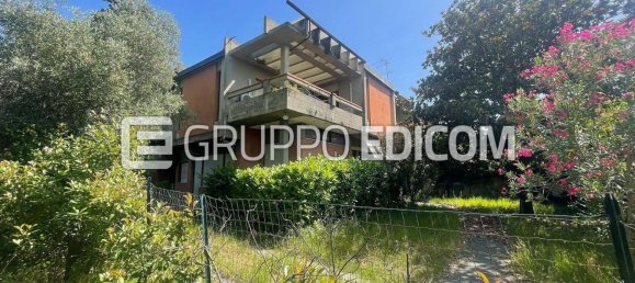 3 rooms Apartment in Carrara, Italy No. 49139 3
