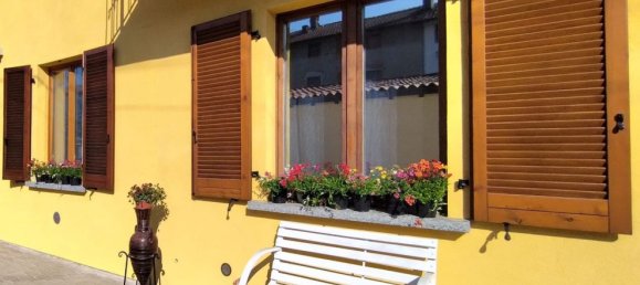 4 rooms Apartment in Fino Mornasco, Italy No. 12469 3