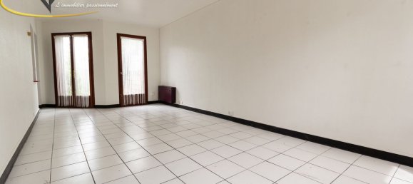 Casa de 3 dormitorios en Jouy-le-Moutier, France No. 171920 2